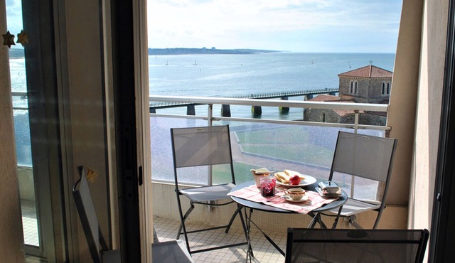 Seaside apartment with balcony, private parking in Les Sables-d'Olonne