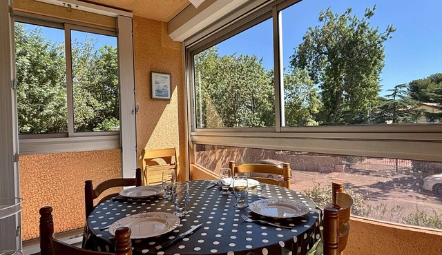 Seaside Apartment with Pool, 100m from Beach – Sleeps 4, Pet Friendly, Parking Included