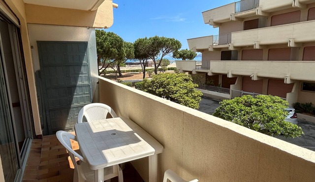Seaside apartment for 4 with parking