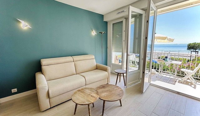 Seaside Apartment - 1 Bedroom, Sleeps 3, Modern Decor, Terrace, Beach Access