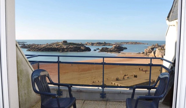 Seaside apartment with terrace in Trégastel with parking