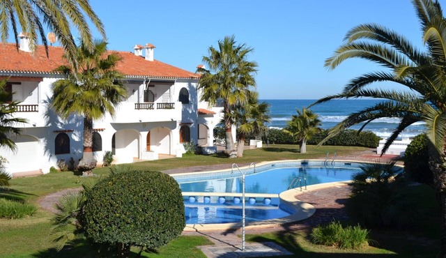 Seaside apartment with terrace and garden view