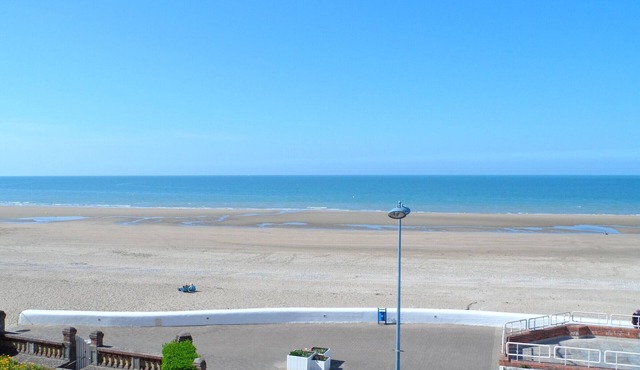 Seaside Bliss: 2BR Apt with Stunning Ocean Views, Sleeps 5, Central Location