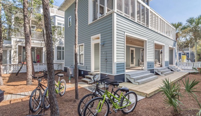 Seaside "Bluebonnet" |3 BR| 4 FULL baths| Sleeps 8 | 2 Kings | 4 Bikes!