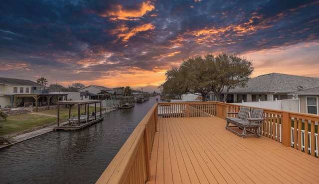 Seaside Canal Retreat: Renovated Home with Private Dock Near Port Aransas