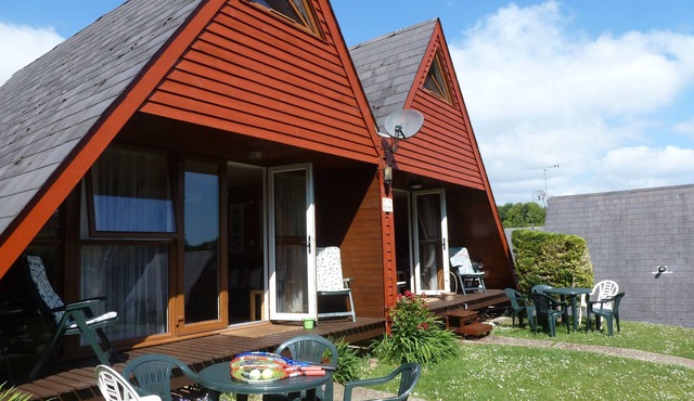 Seaside chalet, free WiFi, swimming pool, pubs near by, friendly holiday park.