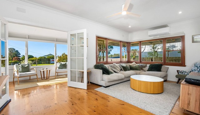 Seaside Chic: stylish, private, conveniently located, minutes from beach/town