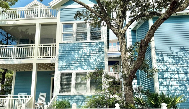 Seaside Classic - Three Porches, Outdoor Living, Scenic Views + 2 Bikes!