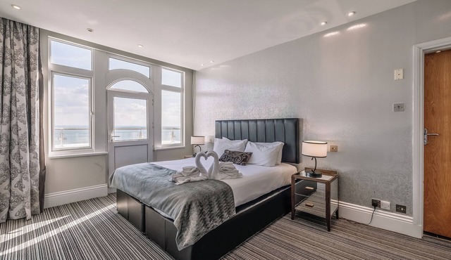 Seaside Comfort Near Southend Pier – Walk to the Beach, Restaurants & Attraction