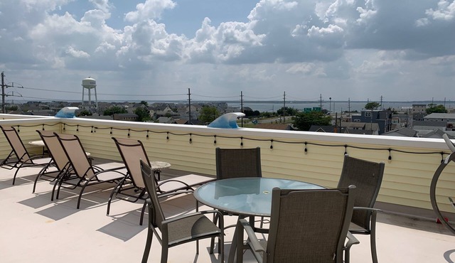 Seaside Condo, 3BD+Bonus rm, 4 Bath, Rooftop deck-ocean/bay views, walk to beach
