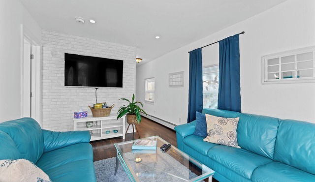 Seaside Cottage: 1 block to free beach w/NY Skyline. 30min to NYC.