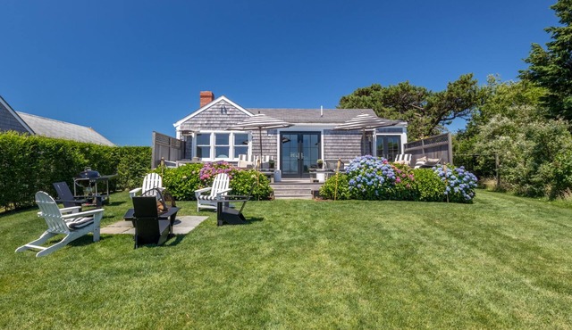 Seaside cottage minutes to beach, sweeping views over pond & conservation land.