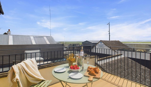 Seaside Cottage Retreat in Leigh-on-Sea