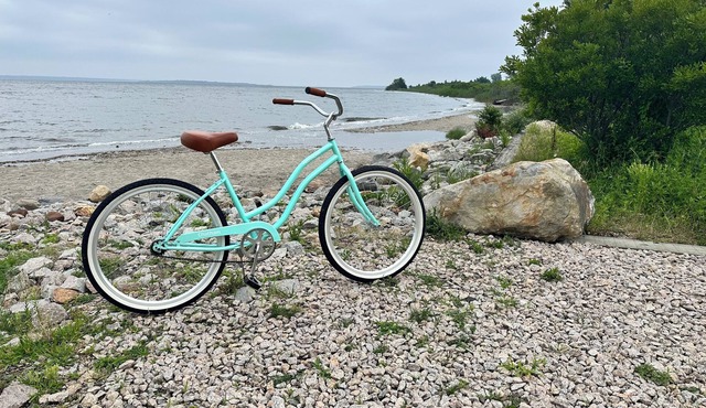 Seaside Cottage steps from Narragansett Bay!