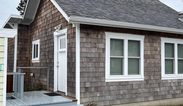 Seaside cottage with deck, washer&dryer, full kitchen, & great location