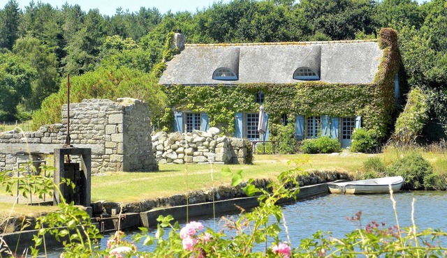 Seaside Cottage with a Large Terrace and Garden