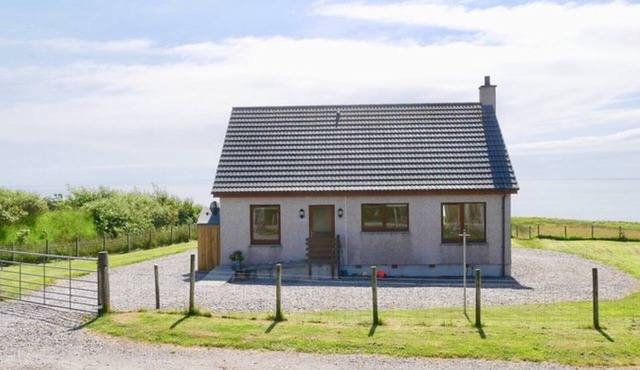 Seaside cottage, with wood burner, fast fibre broadband & fantastic sea views!