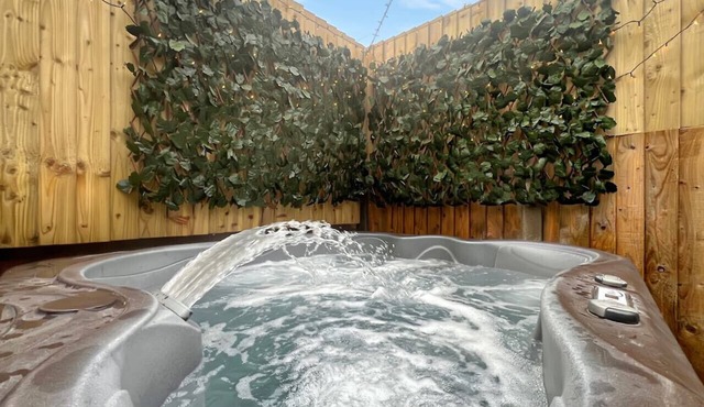 Seaside Cottage with Hot Tub in Calshot