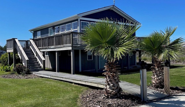 Seaside Cottage with waterview, boat access & above ground pool!