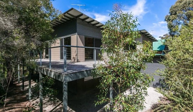 Seaside Delight I Walk to Beach I 2 Living Rooms