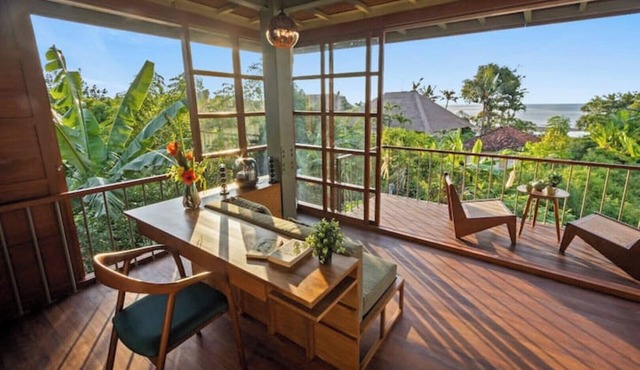 Seaside Designer Treehouse ~ Stunning Views ~ Pool