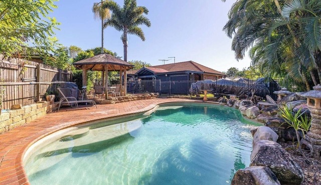 Seaside detached villa on a quiet street 4 bedrooms, 2 bathrooms Pool Courtyard