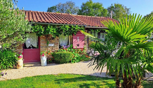 Seaside Eco Cottage: 18th-Century Stone House near Pornic, 15min to Beach, Accessible, Private Garden