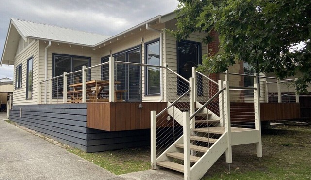 Seaside Escape.1 block from Dromana beach & shops