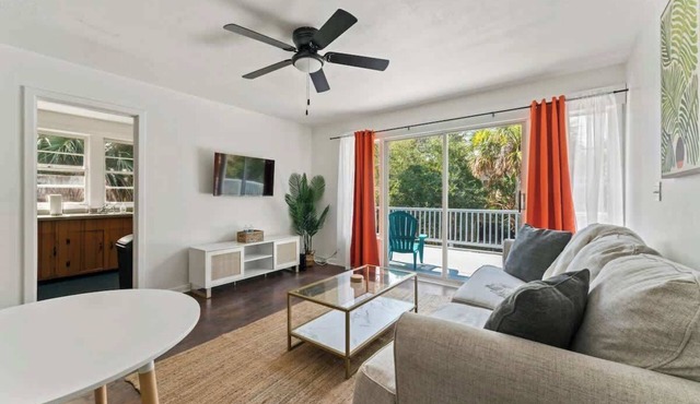 "Seaside Escape" block from the Beach, Grill
