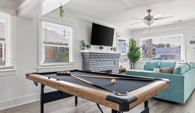 SeaSide Escape, Dedicated Parking, PacMan & Pool Table