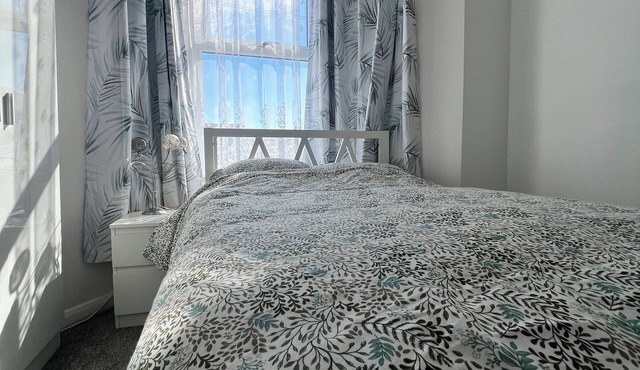 Seaside Escape – 4 Mins to the Beach, Cosy for Families & Big Groups!