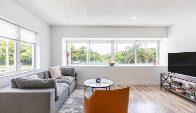 Seaside Escape Steps to Beach, Dining, Shopping and Las Olas!