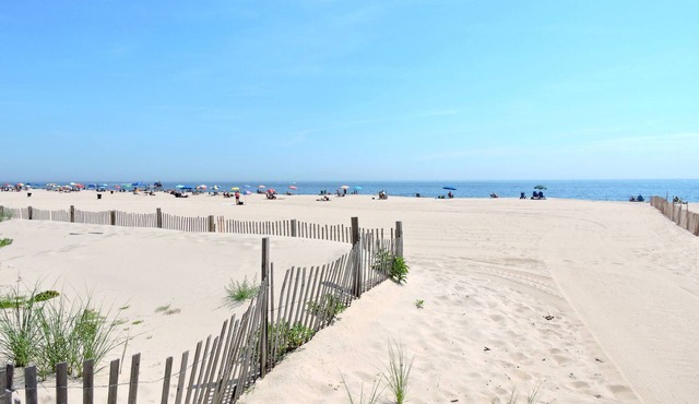 Seaside Family Retreat - 3 Min. Walk to Beach; badges included. Dog-friendly!