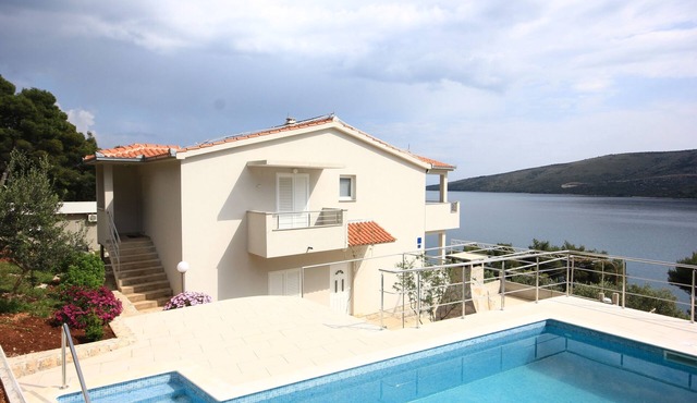Seaside family friendly house with a swimming pool Poljica, Trogir (K-8661)