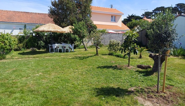 Seaside family home with large dormitory, games, garden. All on foot!