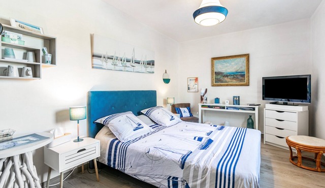 Seaside Guest Room – Beach 500m Away