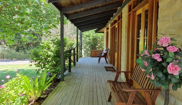 🌸Seaside Garden Cottages 'The Cottage + Studio' - Beautiful, Clean & Spacious🌸