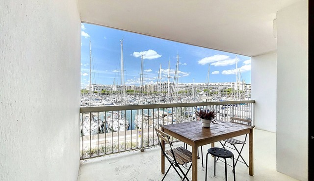 Seaside Getaway: Cozy T2, Pool & Tennis, Near Port, Pets Welcome!