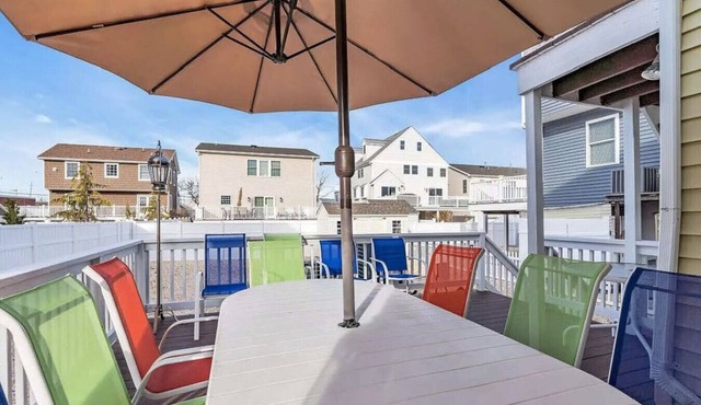 Seaside Getaway! 3 Blocks to Beach +Washer/Dryer
