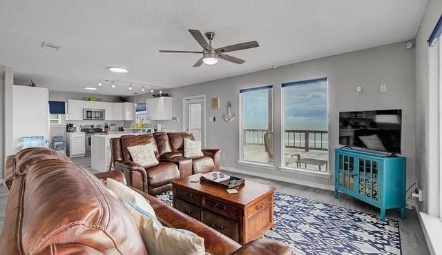 Seaside Haven - Beachfront-Pedestrian Beach