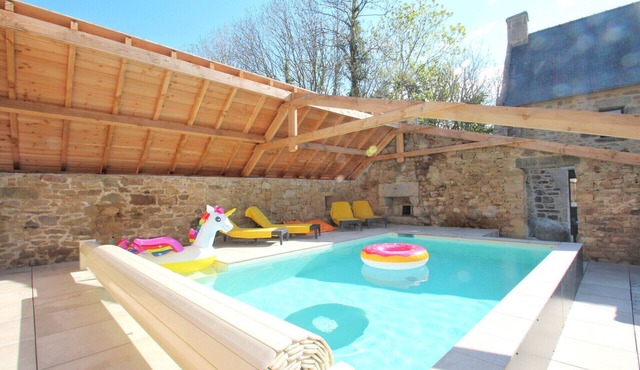 Seaside heated pool villa for 8 people.