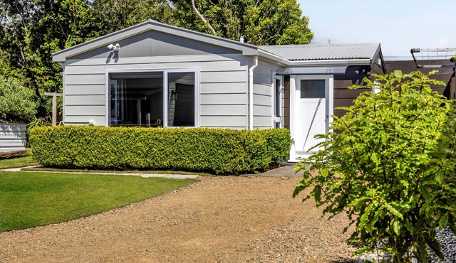 Seaside Hideaway - New Plymouth Holiday Home