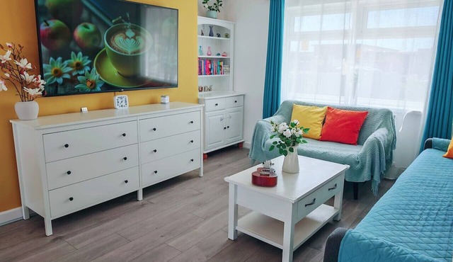 Seaside holiday home with large garden & short walk to beach