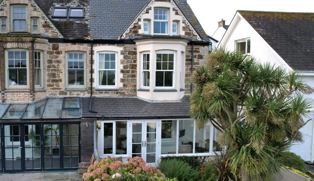 Seaside holiday cottage, less than a minute walk to the beach!