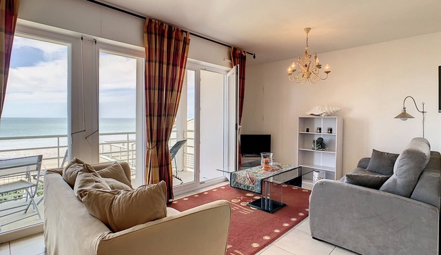 Seaside holiday flat with terrace