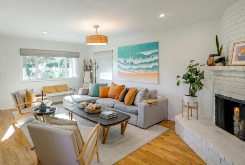 Seaside Home w/Hot Tub & Patio: Close to Beaches!