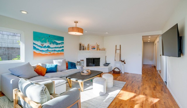 Seaside Home w/Hot Tub & Patio: Close to Beaches!