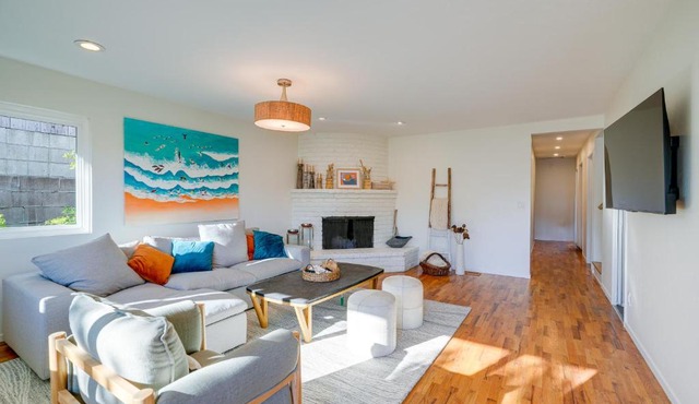 Seaside Home with Hot Tub and Patio Close to Beaches!