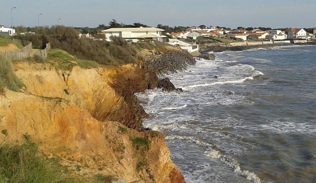 Seaside house with heated pool & tennis 200 m from coastal path.
