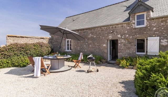 Seaside house with beach access, modern amenities and family space